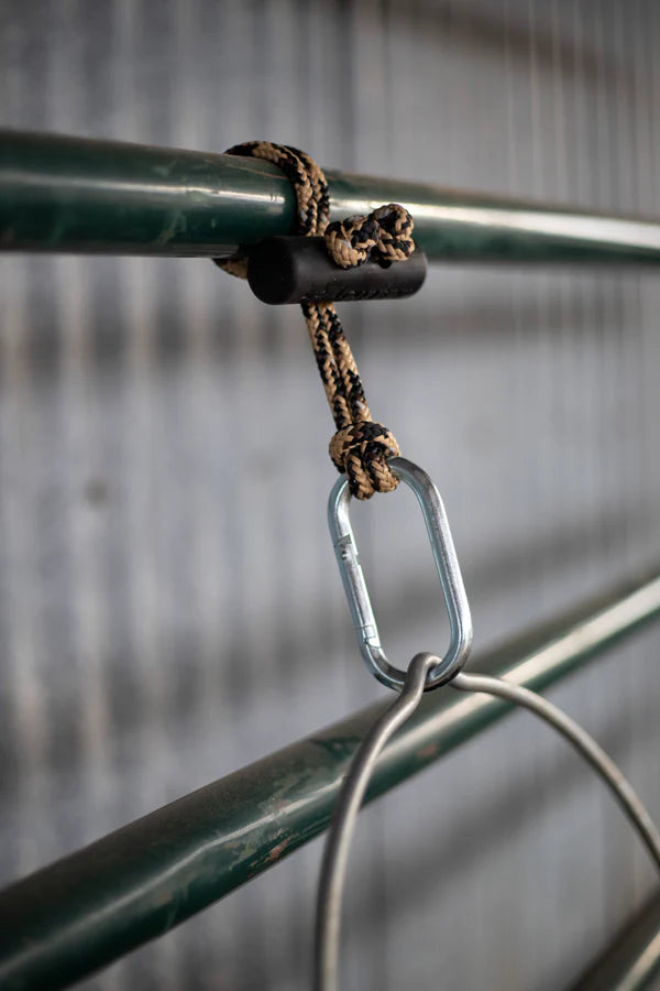 Kiinnitysköysi lukolla The Hay Chix® Bucket Strap